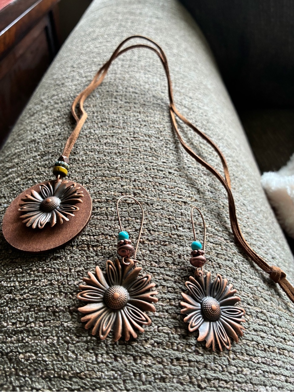 Daisy Pendant Necklace and Drop Earrings Set - Copper Brown
